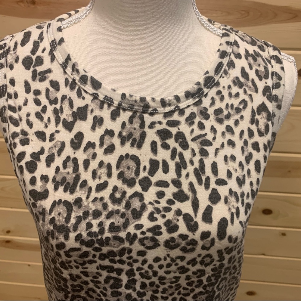 Chic Leopard Print Sleeveless Top